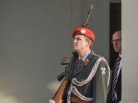 2017 -  : Besuch, Prinz, Charles, England, Präsidentschaftskanzlei, Praesidentschaftskanlei, Eingang Bellariator, Hofburg, Wachsoldat, Garde, österreichishces Bundesheer, Gewehr, geschultert, Gardeuniform, rotes Barett, Spiegel