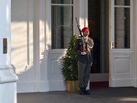 2017 -  : Besuch, Prinz, Charles, England, Präsidentschaftskanzlei, Praesidentschaftskanlei, Eingang Bellariator, Hofburg, Wachsoldat, Garde, österreichishces Bundesheer, Gewehr, geschultert, Gardeuniform, rotes Barett, Spiegel, Staatsbesuch