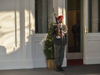 2017 -  : Besuch, Prinz, Charles, England, Präsidentschaftskanzlei, Praesidentschaftskanlei, Eingang Bellariator, Hofburg, Wachsoldat, Garde, österreichishces Bundesheer, Gewehr, geschultert, Gardeuniform, rotes Barett, Spiegel, Staatsbesuch