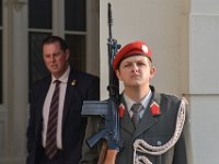 2017 -  : Besuch, Prinz, Charles, England, Präsidentschaftskanzlei, Praesidentschaftskanlei, Eingang Bellariator, Hofburg, Wachsoldat, Garde, österreichishces Bundesheer, Gewehr, geschultert, Gardeuniform, rotes Barett, Spiegel, Staatsbesuch