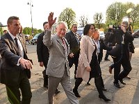 2017 -  : Besuch, Prinz, Charles, England, Battenberg, Mountbatten, Haus Hessen, Sachsen-Coburg und Gotha. Windsor, His Royal Highness, königliche Hoheit, koenigliche Hoheit, verlassen, Fußmarsch, Platz, Bellariator, Hofburg, winken, zuwinken, Security, Sicherheitspersonal