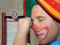 Faschingsveranstaltung "Fetzenzug 2017" in Ebensee am Traunsee, in Oberösterreich - Teilnehmer wird geschminkt : Fasching, Faschingsveranstaltung, Karnevalsveranstaltung, Fetzenzug, Ebensee, Brauchtum, Tradition, Traunsee, Salzkammergut, humorvoll, urtümlich, urtuemlich, historisch, schminken, geschminkt, Schminke, Gesicht