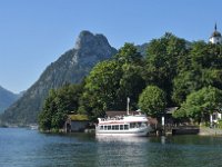 Fronleichnamsseeprozession in Traunkirchen 2017. Dieses Bild zeigt Das Schiff MAria Theresiaan der Anlegestelle vor der Klosterkirche in Traunkirchen. Im Hintergrund ist der Johannesberg mit der Johanneskirche zu sehen : Fronleichnamsprozession, Fronleichnamsseeprozession, Seeprozession, Traunkirchen, Traunsee, Schiff, Traunseeschifffahrt, Angelegstelle, Klosterkirche, Bootshaus, Johannesberg, Johanneskirche, Sonnstein, MAria Theresia