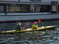 Fronleichnamsseeprozession in Traunkirchen 2017. Dieses Bild zeigt zwei Paddelbootfahrer an der Leeseite der Poseidon : Fronleichnamsprozession, Fronleichnamsseeprozession, Seeprozession, Traunkirchen, Traunsee, Lee, Poseidon, Paddelbootfahrer