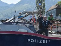 Fronleichnamsseeprozession in Traunkirchen 2017. Dieses Bild zeigt zwei Polizisten am Polizeiboot vor Abfahrt der Prozession : Fronleichnamsprozession, Fronleichnamsseeprozession, Seeprozession, Traunkirchen, Traunsee, Polizei, Polizisten, Polizeiboot, Überwachung, Ueberwachung, Anglegesteg, Schiffssteg, Bootssteg, Klosterkiche