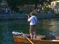 Fronleichnamsseeprozession in Traunkirchen 2017. Dieses Bild zeigt einen Herrn in Lederhose und Trachenhemd auf einer Zoille fotografierend : Fronleichnamsprozession, Fronleichnamsseeprozession, Seeprozession, Traunkirchen, Traunsee, Lederhose, Trachtenhemd, Zille, Plätte, Plaette, fotografieren, Seeufer