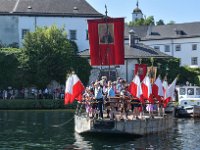 Fronleichnamsseeprozession in Traunkirchen 2017. Dieses Bild zeigt Die Pontons mit der Seeprozession und das Zugschiff in der Mitte : Fronleichnamsprozession, Fronleichnamsseeprozession, Seeprozession, Traunkirchen, Traunsee, Ponton, Zugschiff, Zugboot, Motorboot, Fahnen, Gläubige, Glaeubige, Standarten, Himmel, Altar, Klosterkirche, Steg