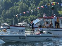 Fronleichnamsseeprozession in Traunkirchen 2017. Dieses Bild zeigt Personen in trachten auf einem Motorboot : Fronleichnamsprozession, Fronleichnamsseeprozession, Seeprozession, Traunkirchen, Traunsee, Trachten, Tracht, Personen, Motorboot, Motorschiff, Loidl, Schifffahrt, Flaggen