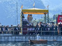 Fronleichnamsseeprozession in Traunkirchen 2017. Dieses Bild zeigt Den Himmel mit altar am Ponton der Seeprozession auf dem ein Priester dem Volk die Monstranz mit dem Leib Chrsiti zeigt : Fronleichnamsprozession, Fronleichnamsseeprozession, Seeprozession, Traunkirchen, Traunsee, Ponton, Gläubige, Glaeubige, Seefahrt, Fahrt über den See, Messe, Standarte, Priester, Monstranz, Leib Christi