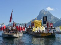 Fronleichnamsseeprozession in Traunkirchen 2017. Dieses Bild zeigt Die Pontons mit der Seeprozession und das Zugschiff in der Mitte : Fronleichnamsprozession, Fronleichnamsseeprozession, Seeprozession, Traunkirchen, Traunsee, Ponton, Zugschiff, Zugboot, Motorboot, Fahnen, Gläubige, Glaeubige, Seefahrt, Fahrt über den See, Messe, Standarten, Himmel, Altar, Traunstein, Berge, Fuhr, Gegenfuhr