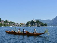 Fronleichnamsseeprozession in Traunkirchen 2017. Dieses Bild zeigt einen Blick über den Traunsee auf den Traunkirchner Johannesberg mit der Johanneskirche. Im Vordergrund ist eine Zille meit in Tracht gekleideten Menschen zu sehen : Fronleichnamsprozession, Fronleichnamsseeprozession, Seeprozession, Traunkirchen, Traunsee, Johannesberg, Johanneskirche, Zille, Plätte, Plaette, Tracht, Trachten