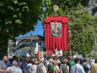 Fronleichnamsseeprozession in Traunkirchen 2017. Dieses Bild zeigt das Volk um eine Standarte mit einer Mariendarstellung, am Ortsplatz von Traunkirchen : Fronleichnamsprozession, Fronleichnamsseeprozession, Seeprozession, Traunkirchen, Traunsee, Standarte, Mariendarstellung, Ortsplatz, Traunkirchen