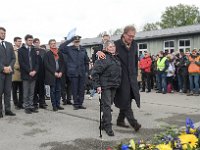 2019 - Feierlichkeiten zur 74. Wiederkehr der Befreiung des Konzentrationslagers Mauthausen, durch amerikanische Truppen  eierlichkeiten zur 74. Wiederkehr der Befreiung des Konzentrationslagers Mauthausen, durch amerikanische Truppen. Dieses Bild zeigt eine ausländische Delegation vor dem Ehrenmal im Lager Mauthausen : #1B#, 74. Befreiungsfeier, 74. Gedenkfeier, Abordnung, Befreiungsfeier, Besinnung, Blumen, Ehrenmal, Gedenkfeier, Gehstock, Geschichte, KZ, Konzentrationslager, Mauthausen, Offizier, historisch, salutieren