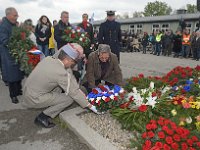 2019 - Feierlichkeiten zur 74. Wiederkehr der Befreiung des Konzentrationslagers Mauthausen, durch amerikanische Truppen  2019 - Feierlichkeiten zur 74. Wiederkehr der Befreiung des Konzentrationslagers Mauthausen, durch amerikanische Truppen. Dieses Bild zeigt die französische Delegatin während der Kranzniederlegung vor dem Ehrenmal im Innenhof des Lagers Mauthausen. Die Delegation wird von französischen Botschafter in Österreich, Francoise Saint Paul geführt. : #1B#, 74. Befreiungsfeier, 74. Gedenkfeier, Abordnung, Befreiungsfeier, Blumenkraenze, Blumenkranz, Blumenkränze, Blumenschmuck, Botschafter, Delegation, Francoise, Gedenkfeier, Geschichte, KZ, Konzentrationslager, Mauthausen, Offizier, Saint Paul, historisch